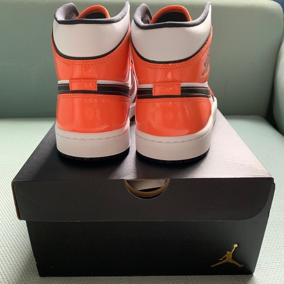 AJ1 Mid SE - “turf orange” men’s 9.5 - Picture 3 of 6